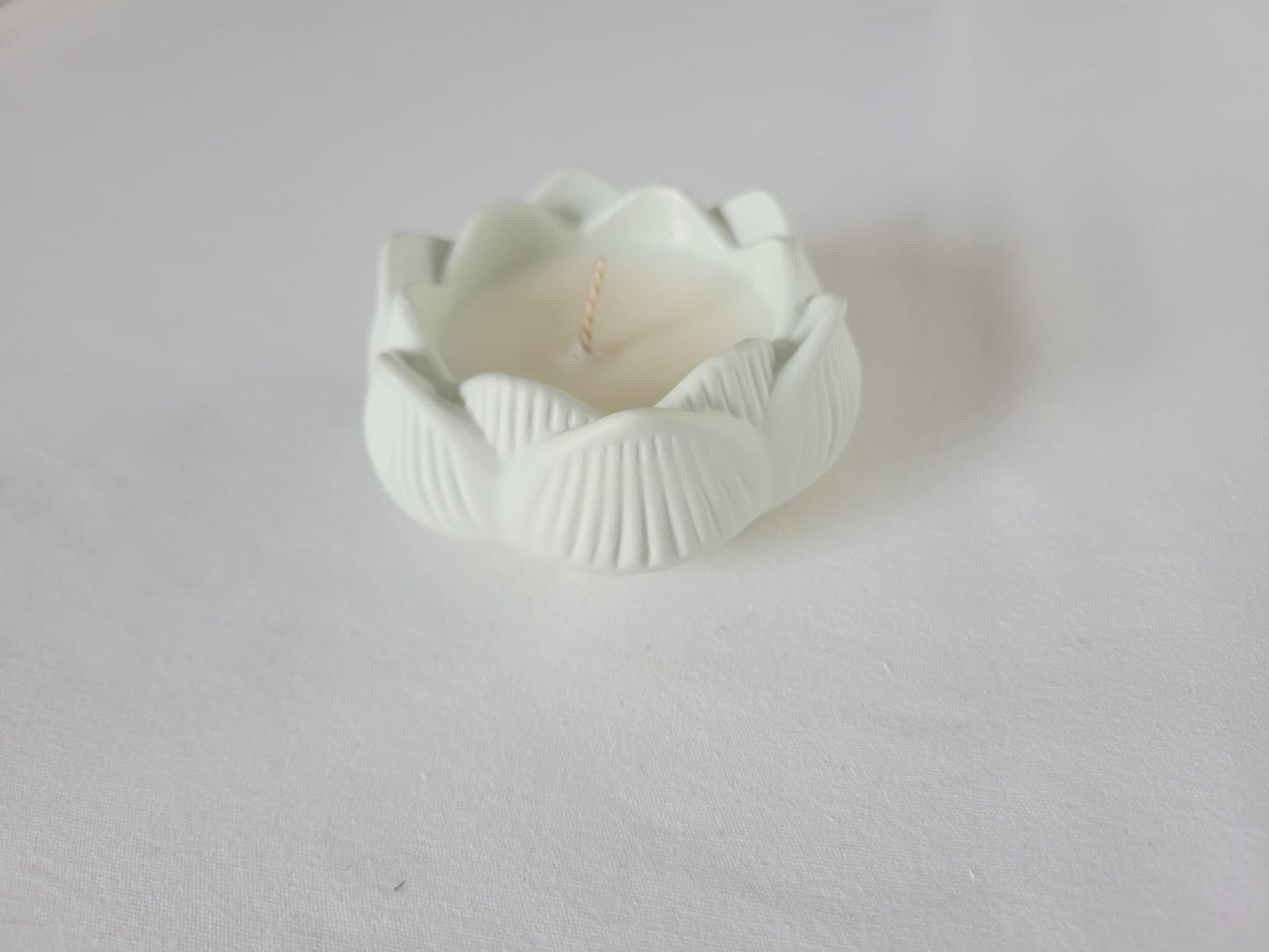 Pot fleur de lotus avec bougie