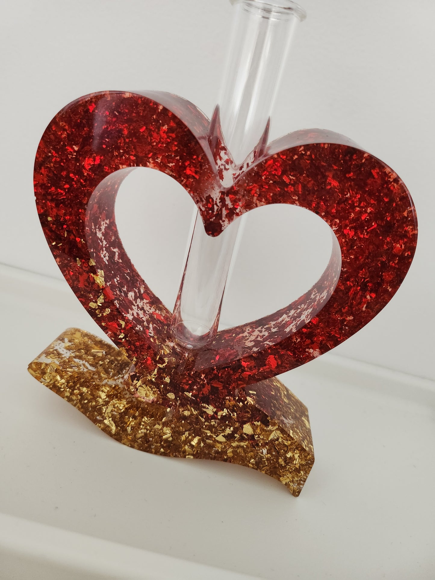 Cœur sur la main avec tube.